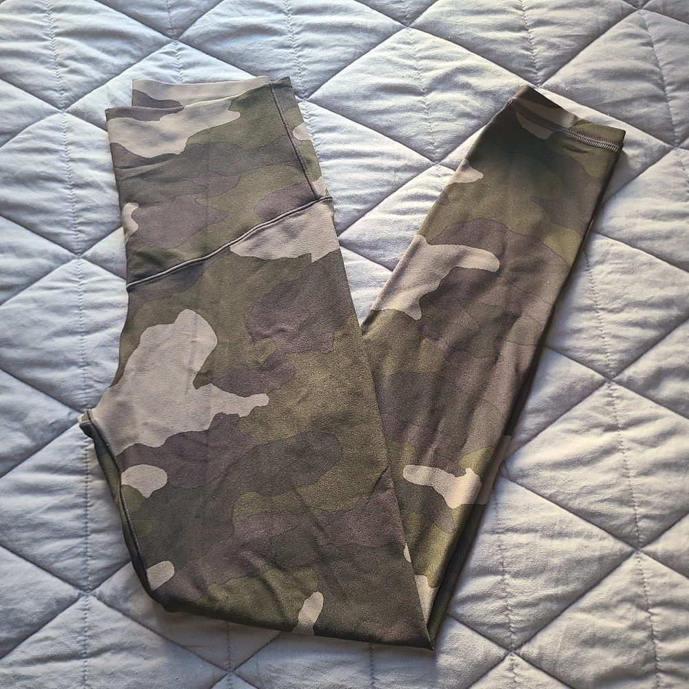 Offline by Aerie Camo Leggings Size M Real Me 7/8 Hi-Rise High Waisted Yoga Soft